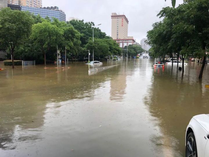 車涉水后踩油門有延遲_車涉水啟動(dòng)車頭冒白煙_涉水車修好了會(huì)有什么