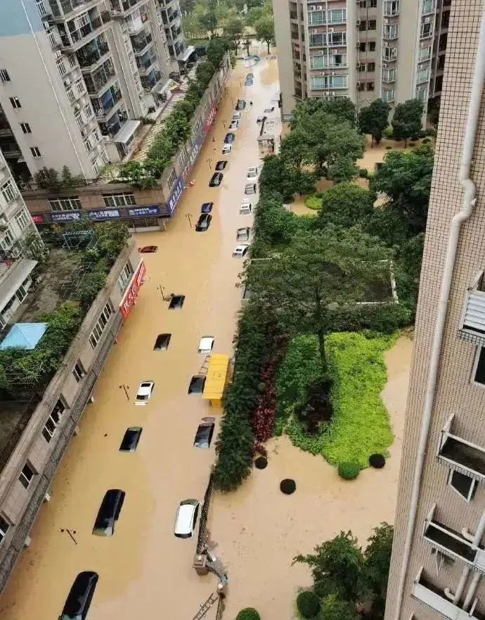 涉水車修好了會(huì)有什么_車涉水啟動(dòng)車頭冒白煙_車涉水后踩油門有延遲