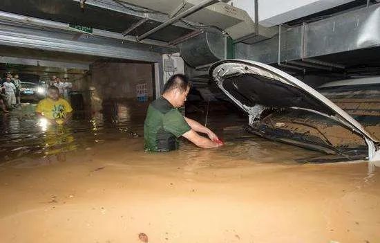 涉水車修好了會(huì)有什么_車涉水后踩油門有延遲_車涉水啟動(dòng)車頭冒白煙