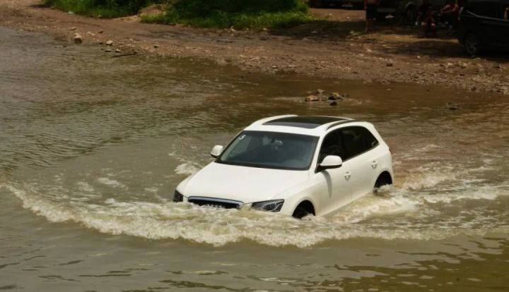 涉水車修好了會(huì)有什么_車涉水啟動(dòng)車頭冒白煙_車涉水后踩油門有延遲