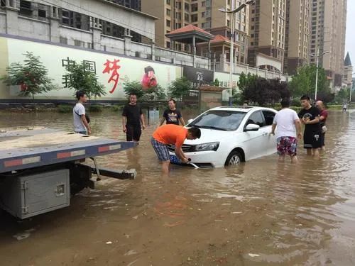 涉水車修好了會(huì)有什么_車涉水啟動(dòng)車頭冒白煙_車涉水后踩油門有延遲