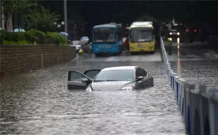 涉水車修好了會(huì)有什么_車涉水啟動(dòng)車頭冒白煙_車涉水后踩油門有延遲