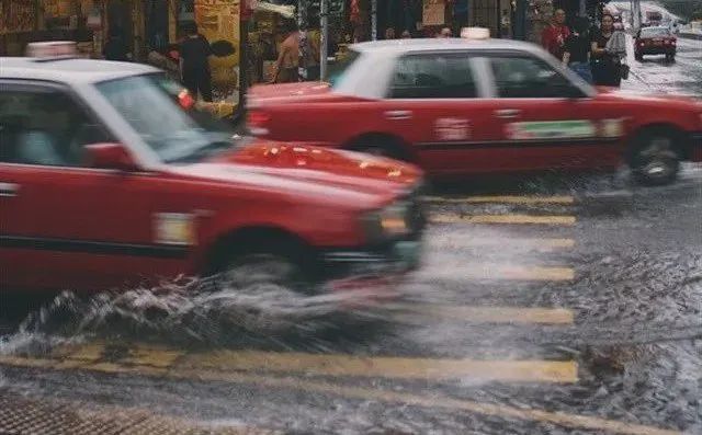 車涉水啟動(dòng)車頭冒白煙_車涉水后踩油門有延遲_涉水車修好了會(huì)有什么