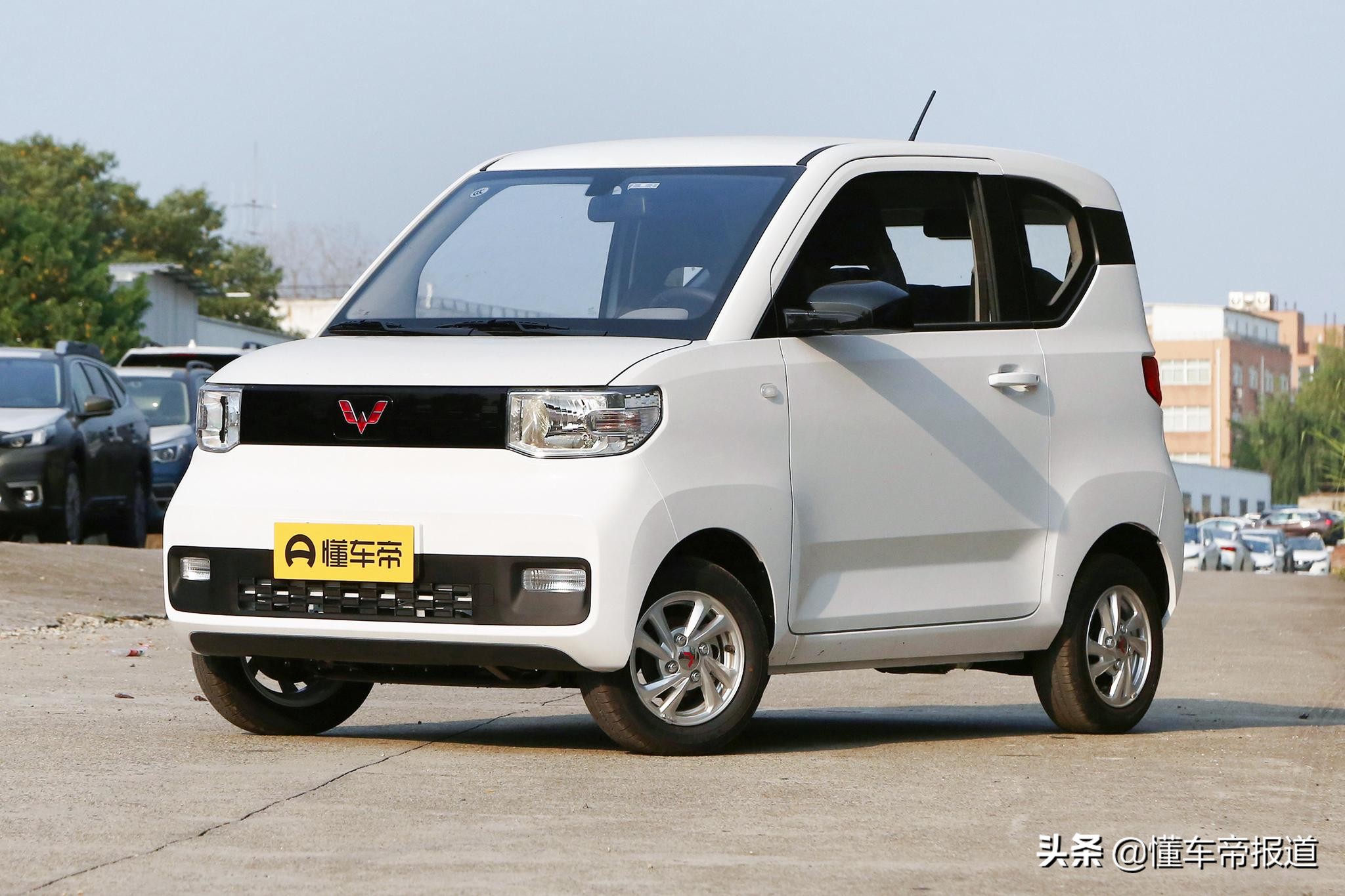 新車 | 有人模仿我？五菱宏光MINIEV亮相?？谲囌?，售2.88萬元起