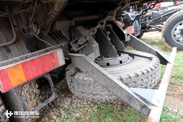 貨車裝貨前輕后重可以嗎_前兩輪后一輪躺車_輕量化前四后四自卸車