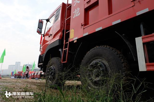 貨車裝貨前輕后重可以嗎_輕量化前四后四自卸車_前兩輪后一輪躺車