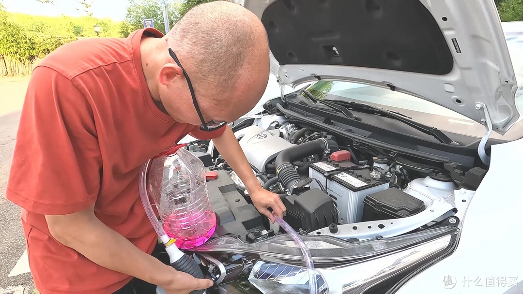 洗車工把玻璃水加進了防凍液，車子會壞掉嗎？喵哥告訴你正確處理方法