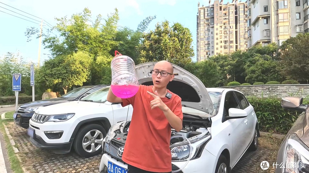 洗車工把玻璃水加進了防凍液，車子會壞掉嗎？喵哥告訴你正確處理方法