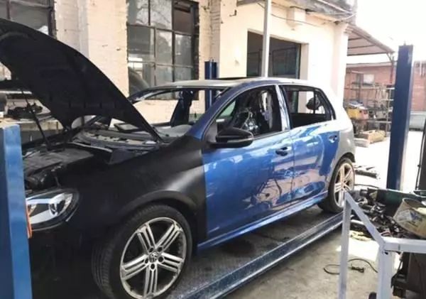 車前臉撞爛了修要多久_新車上牌撞兩豪車_車撞后修好會(huì)和新車一樣么