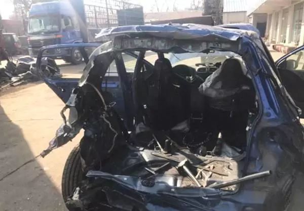 車撞后修好會(huì)和新車一樣么_新車上牌撞兩豪車_車前臉撞爛了修要多久