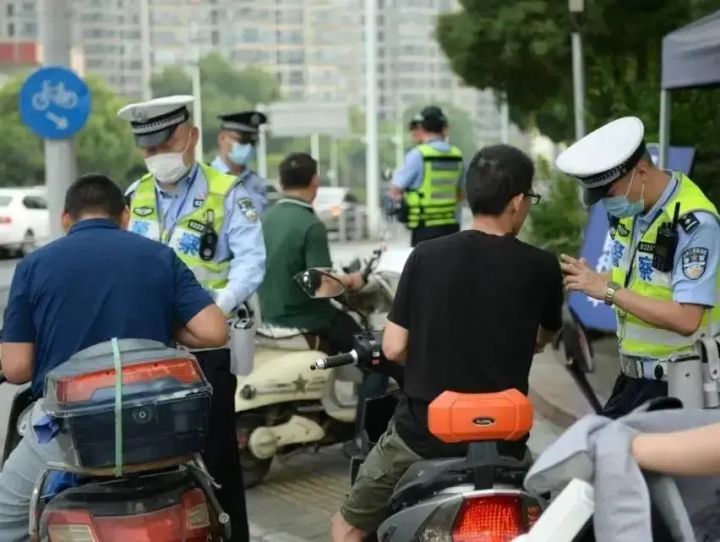 電動車輪胎沒氣能騎嗎_電動平衡車輪胎是充氣的嗎_狗騎電動平衡車