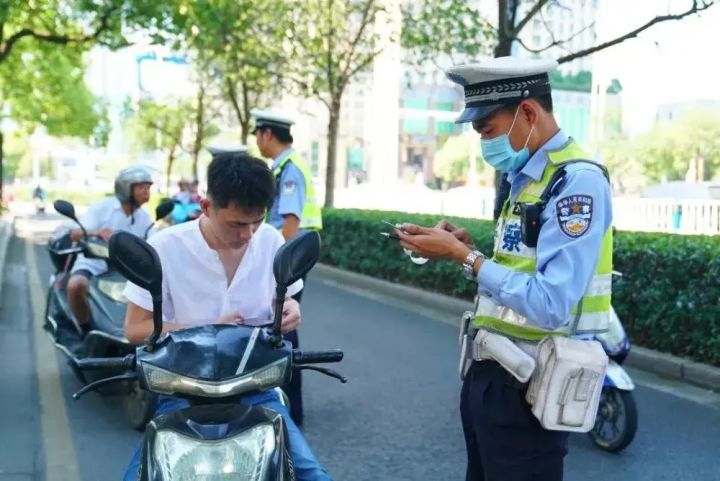 狗騎電動平衡車_電動平衡車輪胎是充氣的嗎_電動車輪胎沒氣能騎嗎