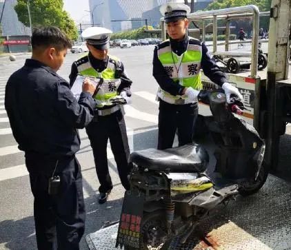 電動平衡車輪胎是充氣的嗎_狗騎電動平衡車_電動車輪胎沒氣能騎嗎