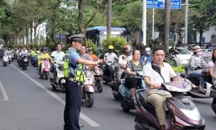 狗騎電動平衡車_電動車輪胎沒氣能騎嗎_電動平衡車輪胎是充氣的嗎