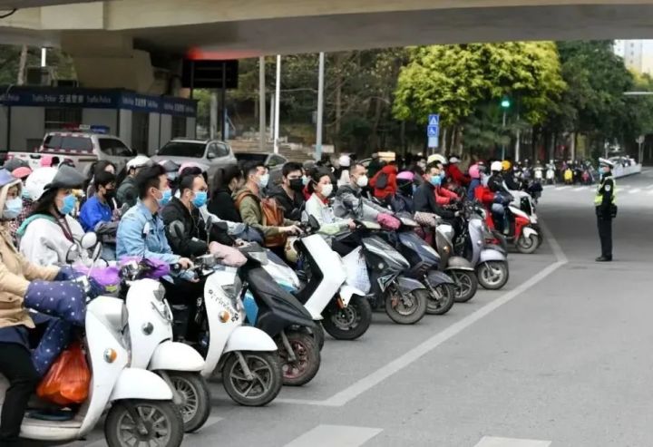 電動車輪胎沒氣能騎嗎_電動平衡車輪胎是充氣的嗎_狗騎電動平衡車