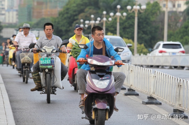 電動(dòng)車輪胎沒氣能騎嗎_獨(dú)輪電動(dòng)平衡車倒騎教學(xué)視頻_電瓶車輪胎沒氣了硬騎