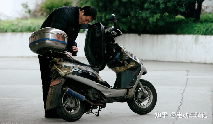 獨(dú)輪電動(dòng)平衡車倒騎教學(xué)視頻_電動(dòng)車輪胎沒氣能騎嗎_電瓶車輪胎沒氣了硬騎