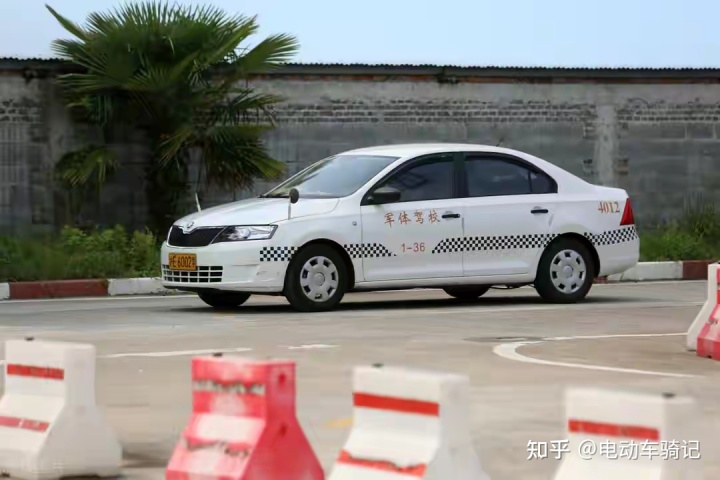 新車沒貼綠標(biāo)能上路嗎_2022新車要貼哪些標(biāo)志才可以上路_新車沒上牌可以上路嗎