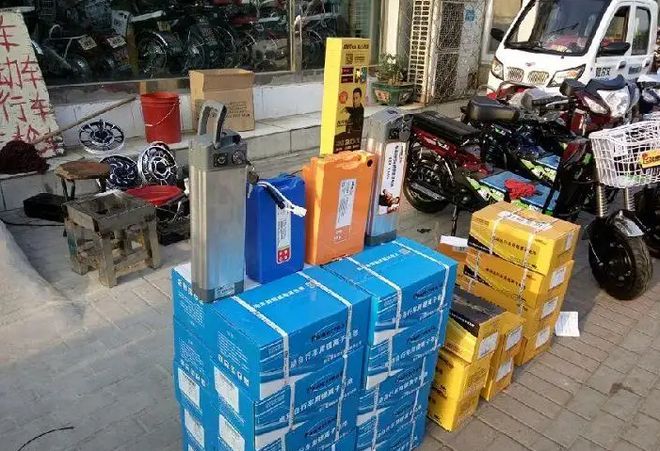 免維護(hù)汽車電瓶加液圖_電動(dòng)車電瓶加了液會(huì)增加公里數(shù)么_電瓶加修復(fù)液