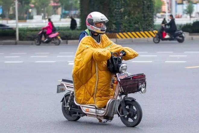 用電池讓燈泡亮起來(lái)_玩具汽車包好電池怎么充電_玩具車為什么不讓用充電電池