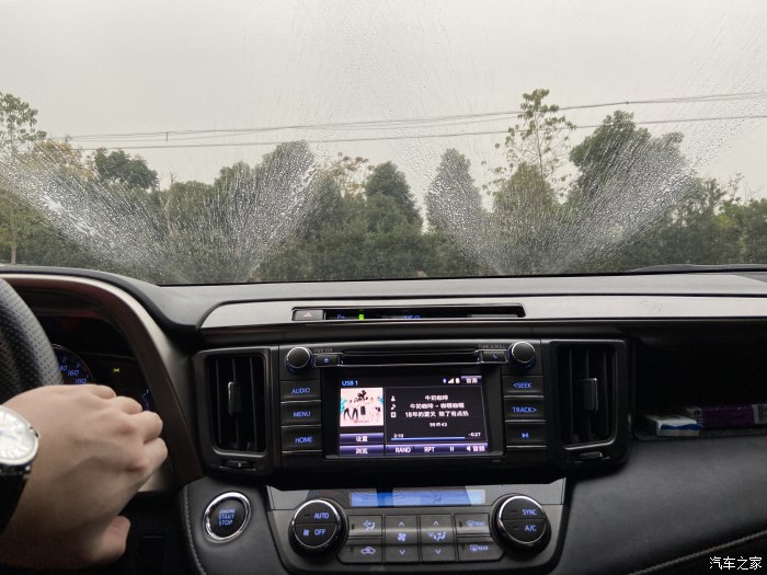 自動(dòng)啟停影響刮雨器_汽車前后雨刮器的使用方法_汽車刮雨器怎么加水