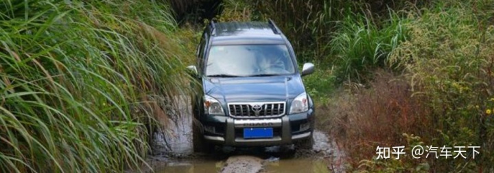 奇駿車更換越野輪胎_豐田80越野車改裝輪胎_越野車在街上堵車時(shí)候4個(gè)輪胎可以升高 電影