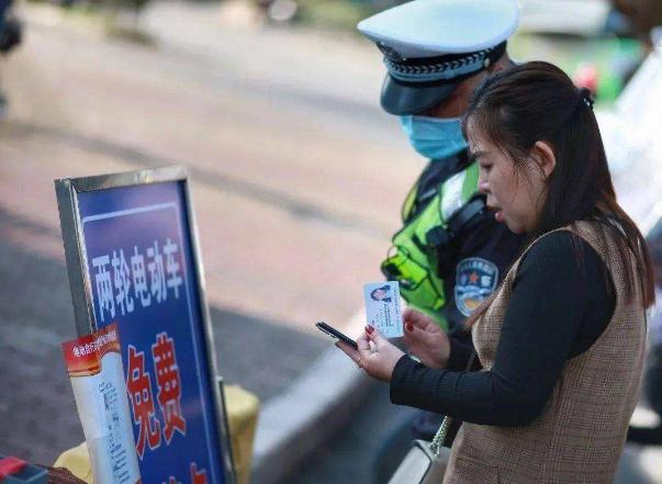 電動三輪車要上牌照嗎_電動三輪餐飲車_三輪電動保潔車